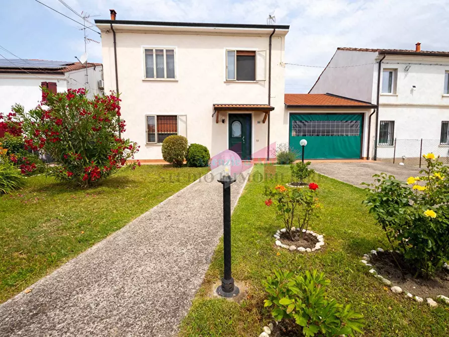 Immagine 1 di Villetta a schiera in vendita  in via Api 485 a Bergantino