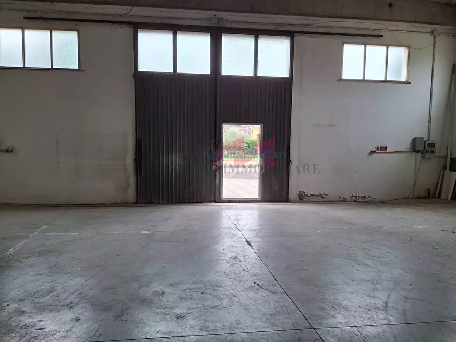 Immagine 2 di Capannone industriale in affitto  a Ostiglia