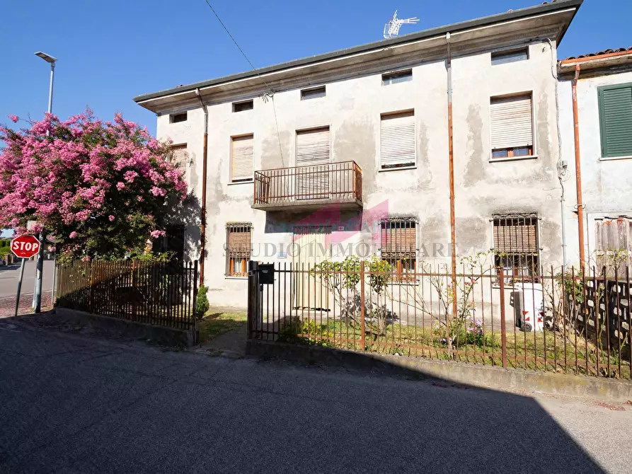 Immagine 1 di Casa semindipendente in vendita  in Via Camillo Benso Conte di Cavour 81 a Bergantino