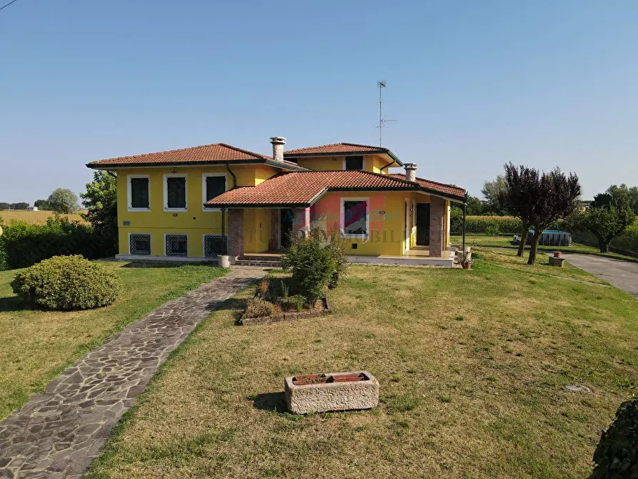Immagine 1 di Villa in vendita  in Via Garibaldi 782 a Bergantino