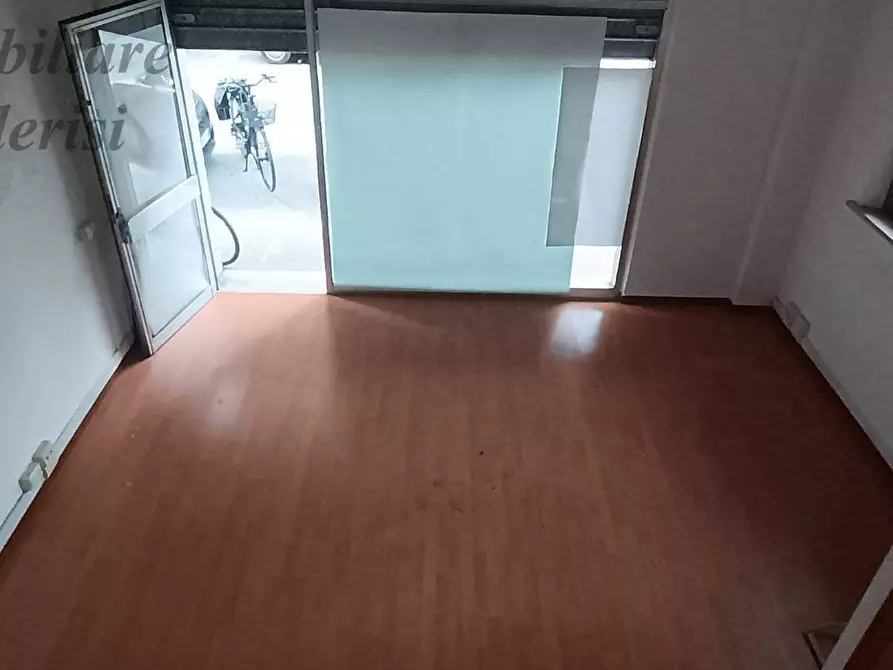 Immagine 2 di Locale commerciale in vendita  in Via Campania a San Benedetto Del Tronto