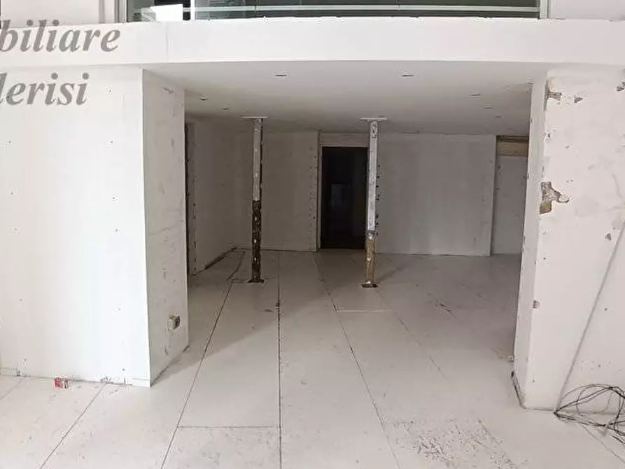 Immagine 27 di Locale commerciale in affitto  in Viale De Gasperi a San Benedetto Del Tronto