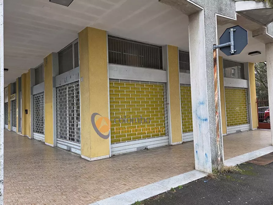 Immagine 2 di Negozio in vendita  in viale Giotto 11 a Busto Arsizio
