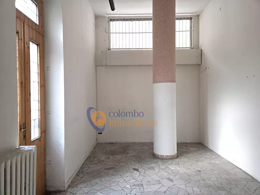 Immagine 15 di Negozio in vendita  in viale Giotto 11 a Busto Arsizio