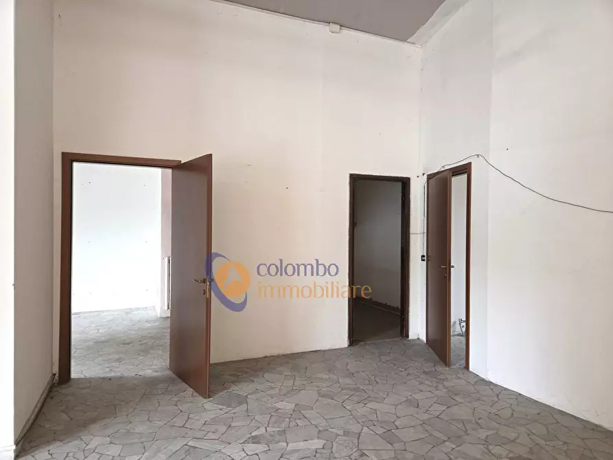 Immagine 17 di Negozio in vendita  in viale Giotto 11 a Busto Arsizio