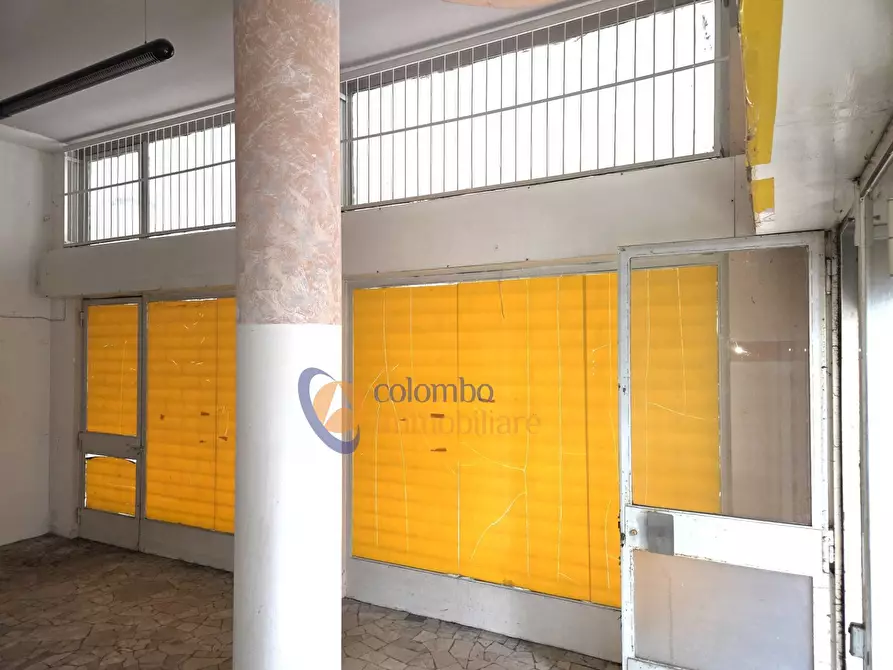 Immagine 23 di Negozio in vendita  in viale Giotto 11 a Busto Arsizio