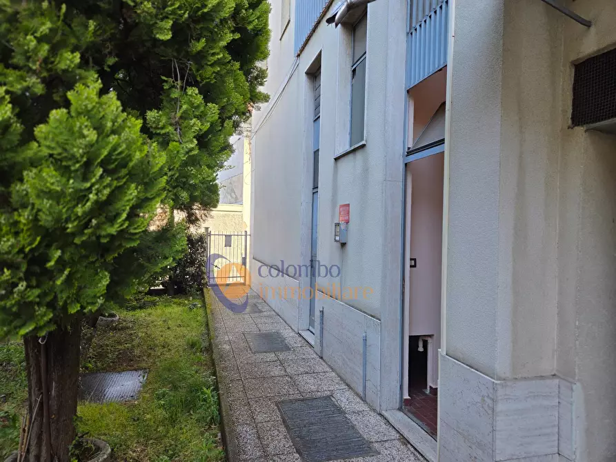 Immagine 11 di Negozio in vendita  in via Biagio Bellotti 7 a Busto Arsizio