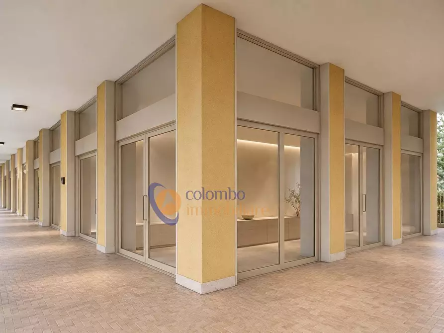 Immagine 2 di Negozio in vendita  in viale Giotto 11 a Busto Arsizio
