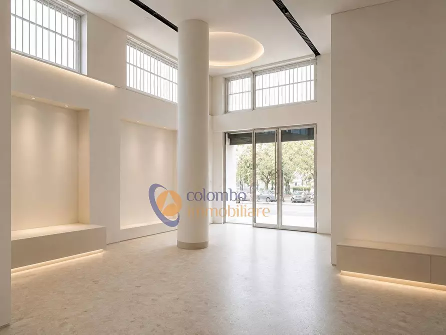 Immagine 8 di Negozio in vendita  in viale Giotto 11 a Busto Arsizio
