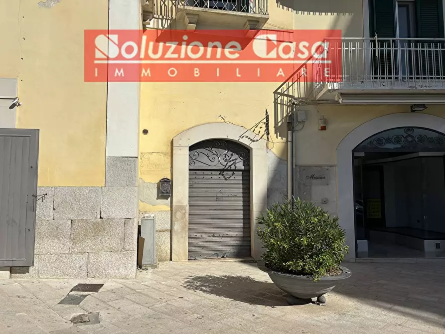 Immagine 1 di Locale commerciale in affitto  in Piazza della Repubblica a Canosa Di Puglia