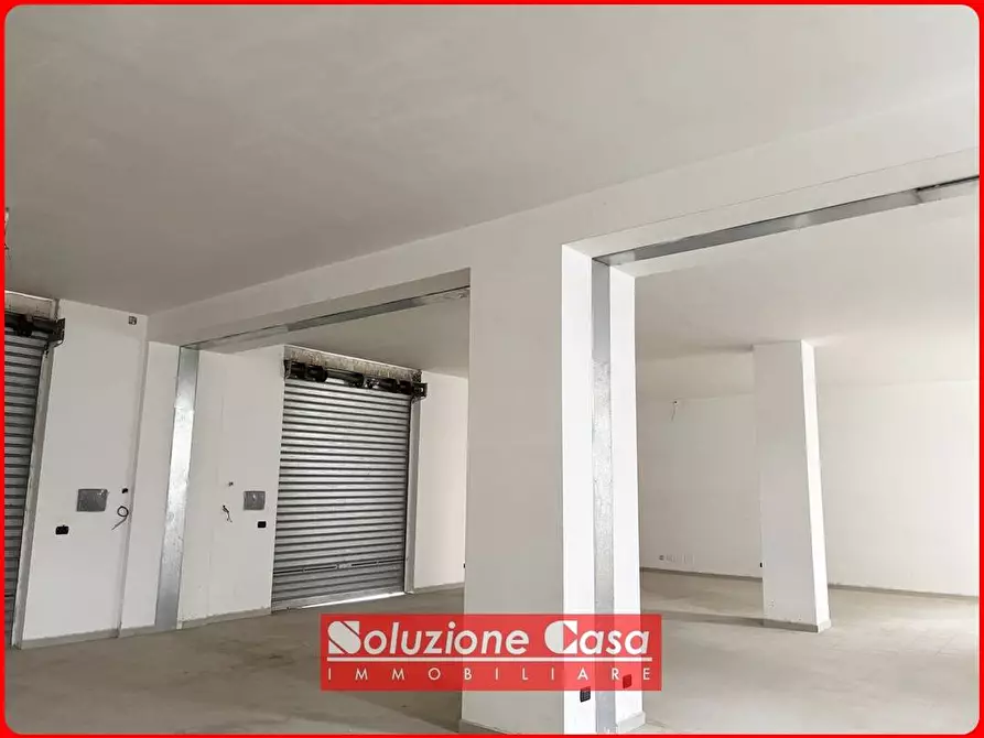 Immagine 4 di Locale commerciale in vendita  in Via Gen. Del Vento a Canosa Di Puglia