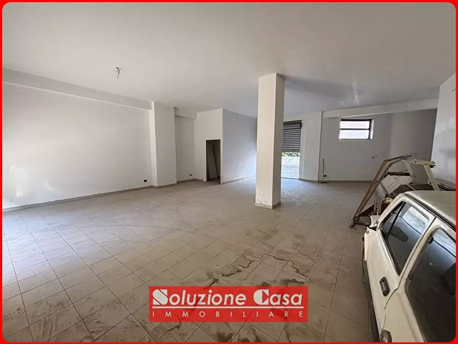 Immagine 6 di Locale commerciale in vendita  in Via Gen. Del Vento a Canosa Di Puglia