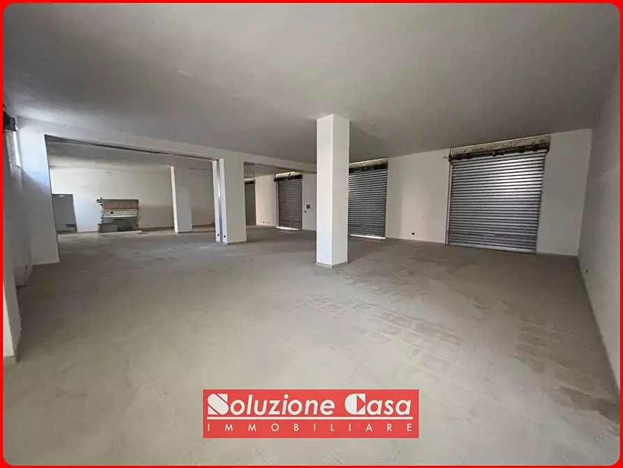 Immagine 3 di Locale commerciale in vendita  in Via Gen. Del Vento a Canosa Di Puglia