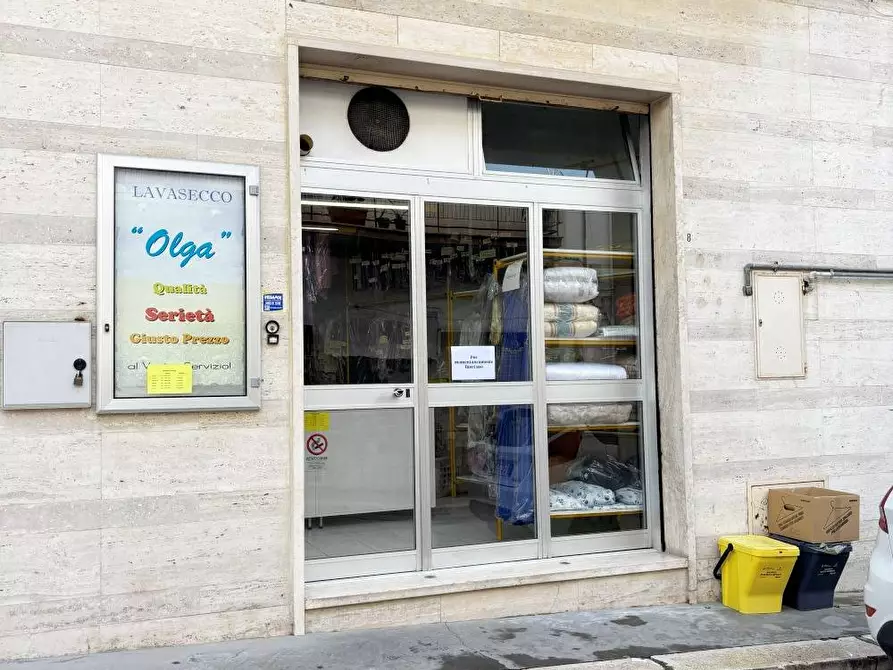 Immagine 1 di Attività commerciale in vendita  in via Salvatore di Giacomo a Canosa Di Puglia