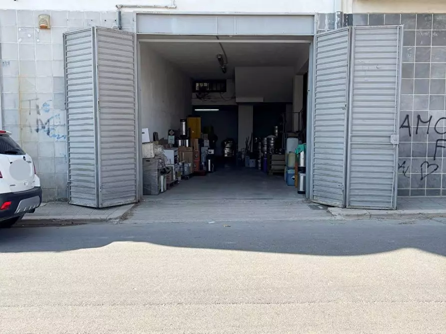 Immagine 1 di Locale commerciale in affitto  in via Alcide De Gasperi a Canosa Di Puglia