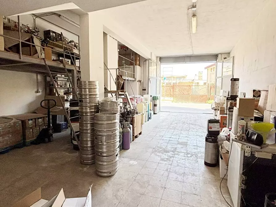 Immagine 2 di Locale commerciale in affitto  in via Alcide De Gasperi a Canosa Di Puglia