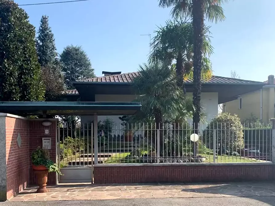 Immagine 1 di Villa in vendita  a Cerro Maggiore