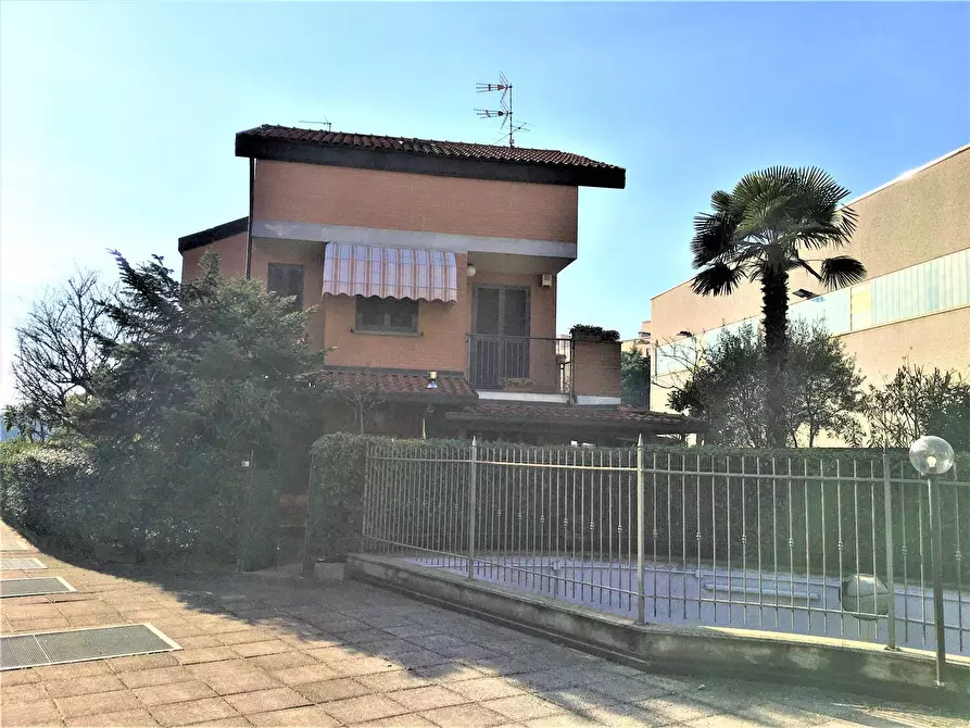 Immagine 1 di Casa semindipendente in vendita  in Via Gaetano Mariani 19 a Caronno Pertusella