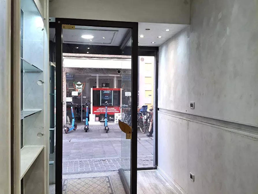 Immagine 5 di Locale commerciale in affitto  in Via Bersaglieri Del Po a Ferrara