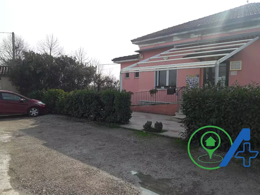 Immagine 3 di Locale commerciale in vendita  in strada Marengo a Goito