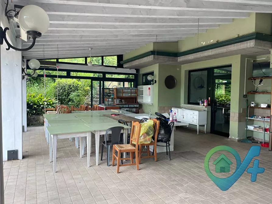 Immagine 2 di Locale commerciale in vendita  a Moniga Del Garda