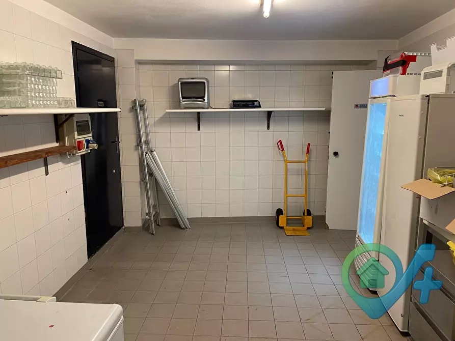 Immagine 11 di Locale commerciale in vendita  a Moniga Del Garda