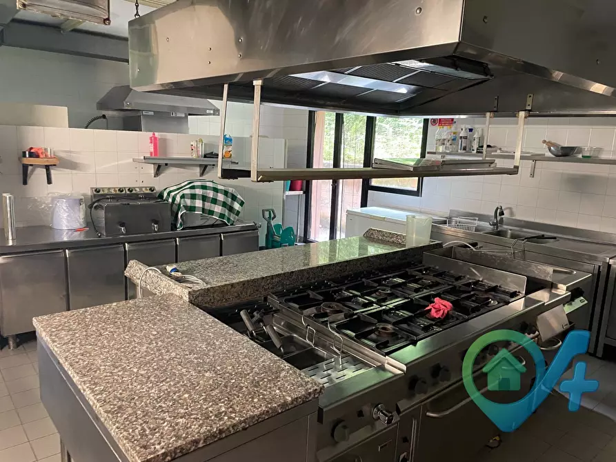 Immagine 12 di Locale commerciale in vendita  a Moniga Del Garda