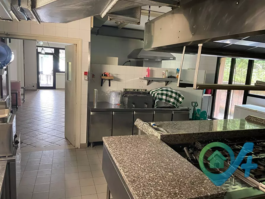 Immagine 13 di Locale commerciale in vendita  a Moniga Del Garda