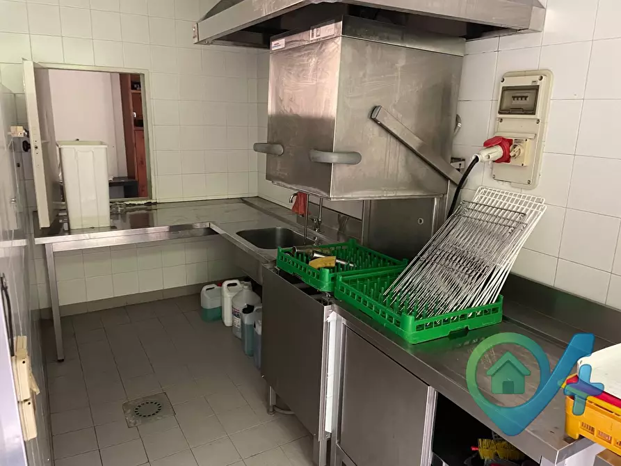 Immagine 15 di Locale commerciale in vendita  a Moniga Del Garda