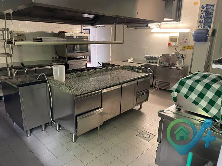 Immagine 16 di Locale commerciale in vendita  a Moniga Del Garda