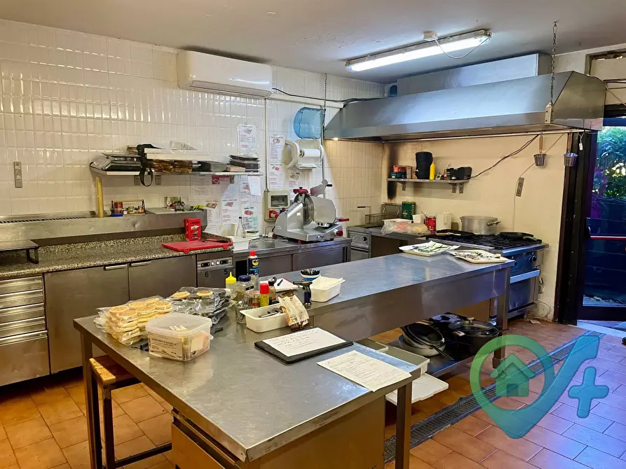 Immagine 4 di Locale commerciale in vendita  in viale Giuseppe Verdi 5 a Sirmione