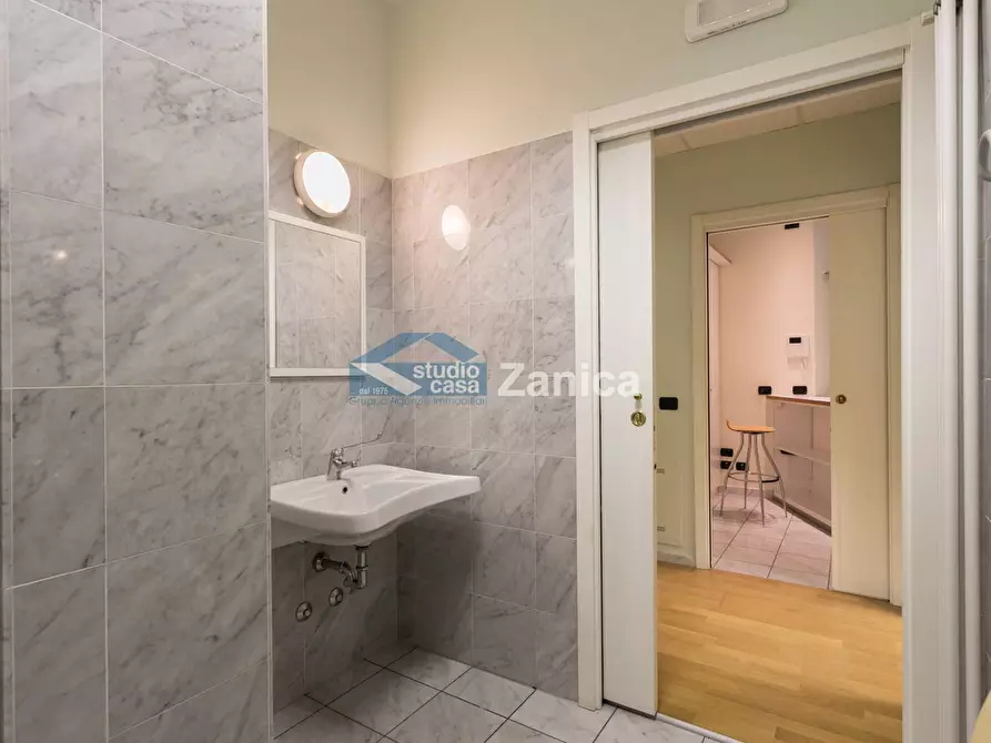 Immagine 4 di Negozio in vendita  in Via Andrea Previtali a Bergamo