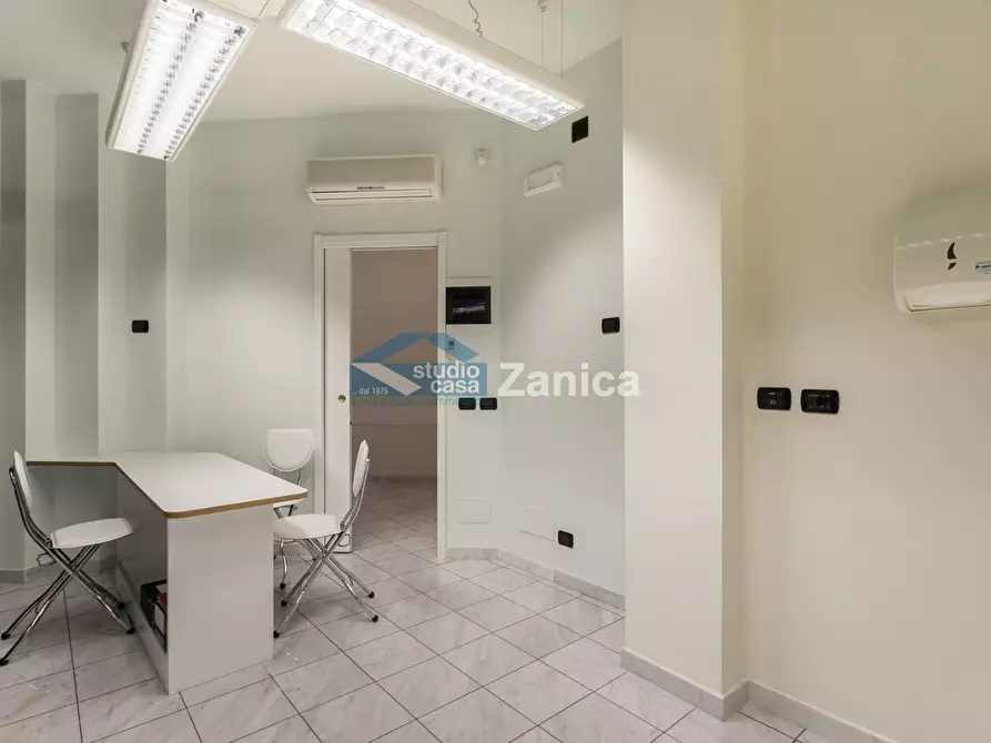 Immagine 7 di Negozio in vendita  in Via Andrea Previtali a Bergamo