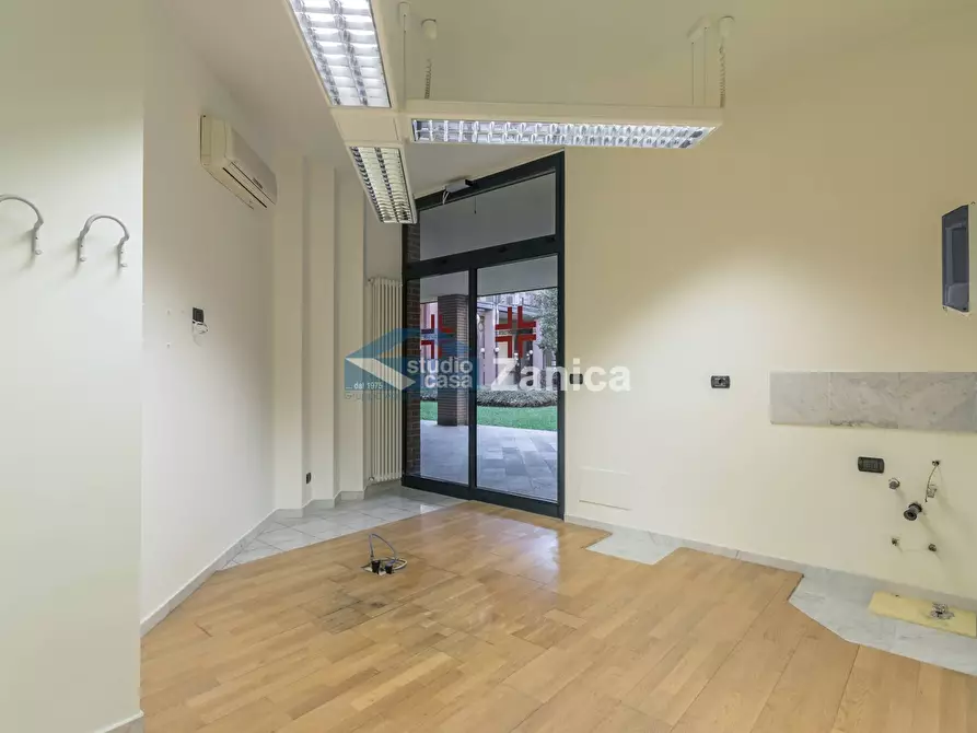 Immagine 2 di Negozio in affitto  in Via Andrea Previtali a Bergamo