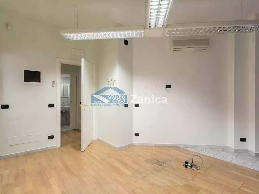 Immagine 3 di Negozio in affitto  in Via Andrea Previtali a Bergamo