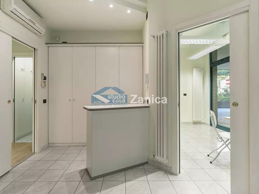 Immagine 8 di Negozio in affitto  in Via Andrea Previtali a Bergamo