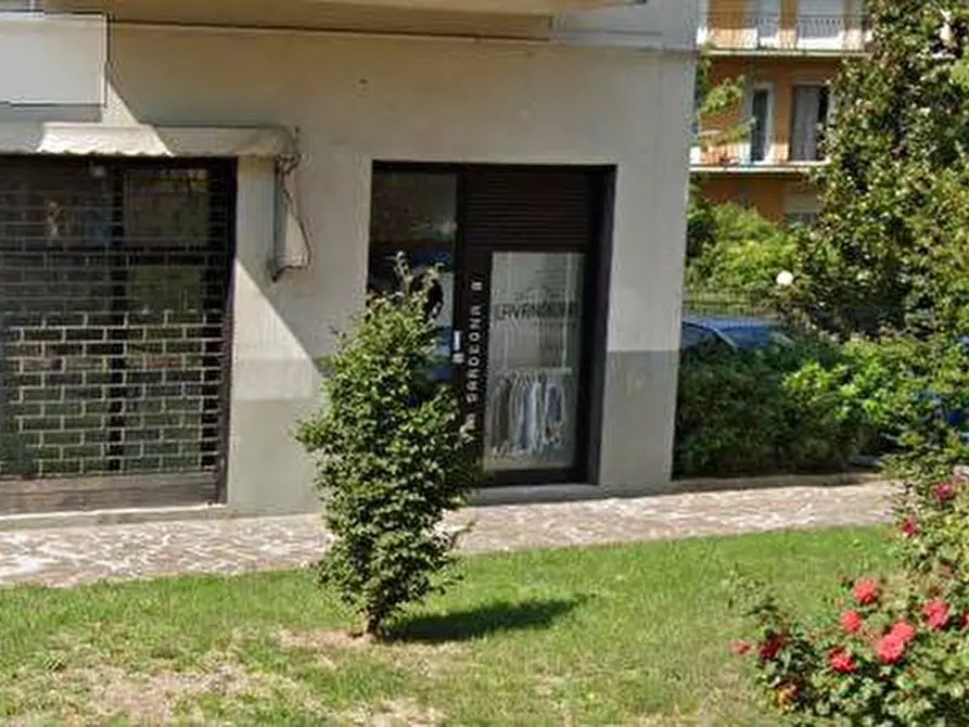 Immagine 1 di Negozio in vendita  in Via Sardegna 8 a Bergamo