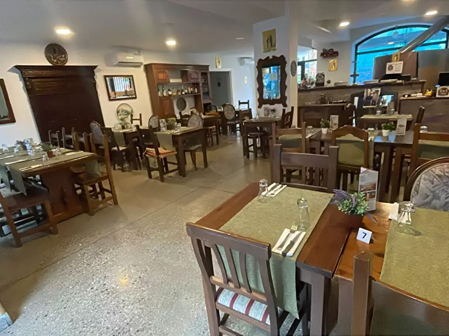 Immagine 1 di Attività commerciale in vendita  a Legnano