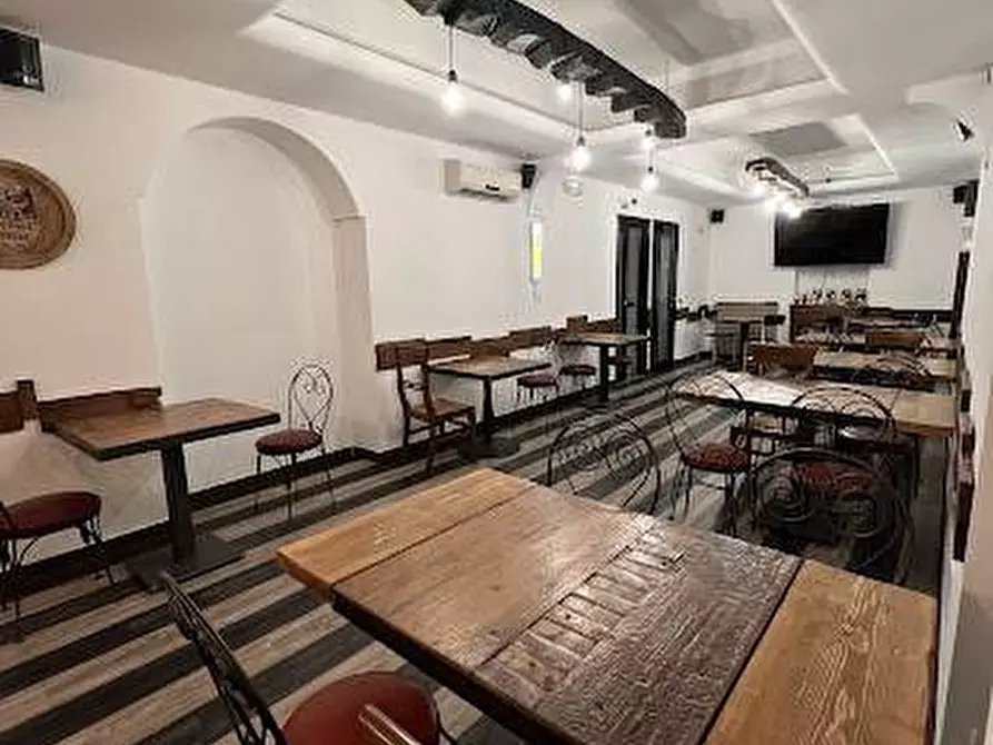 Immagine 2 di Attività commerciale in vendita  a Legnano