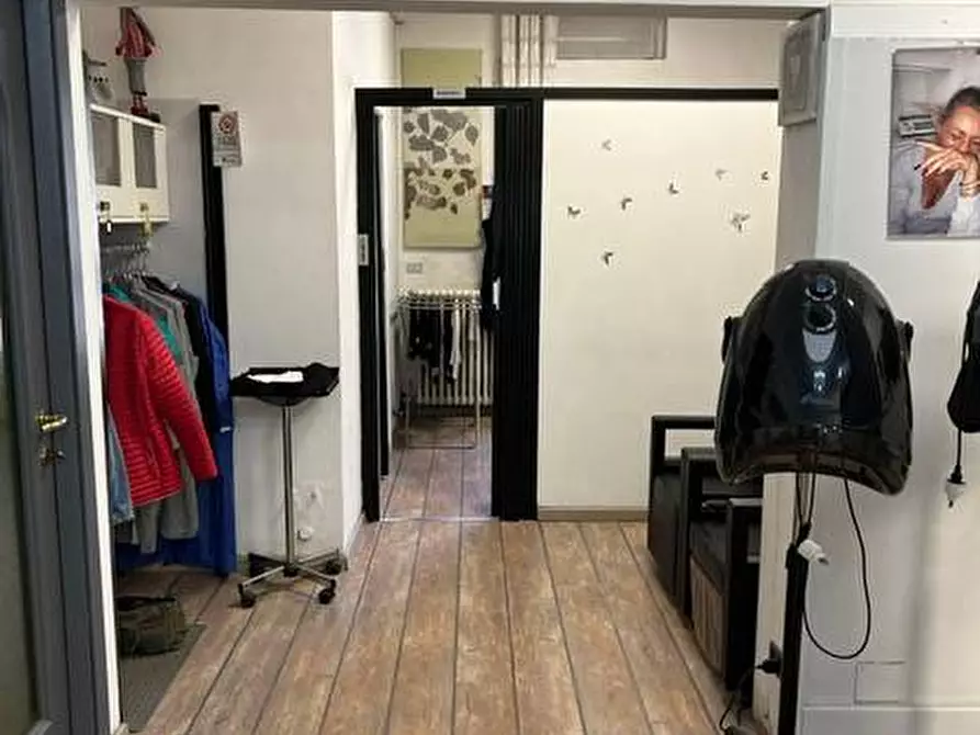 Immagine 1 di Attività commerciale in vendita  a Legnano