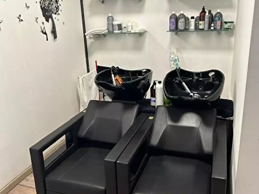 Immagine 2 di Attività commerciale in vendita  a Legnano