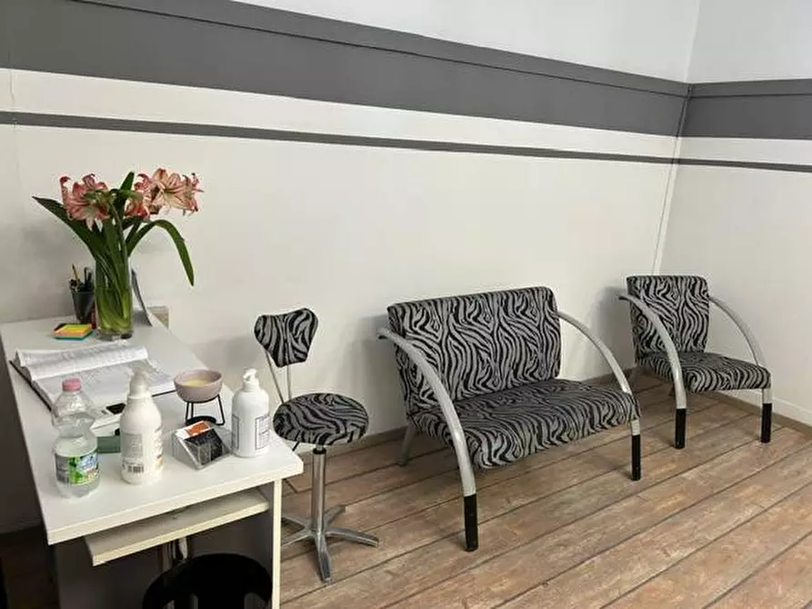 Immagine 4 di Attività commerciale in vendita  a Legnano