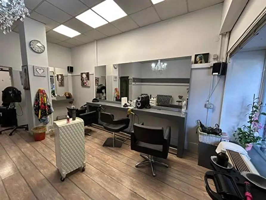 Immagine 6 di Attività commerciale in vendita  a Legnano