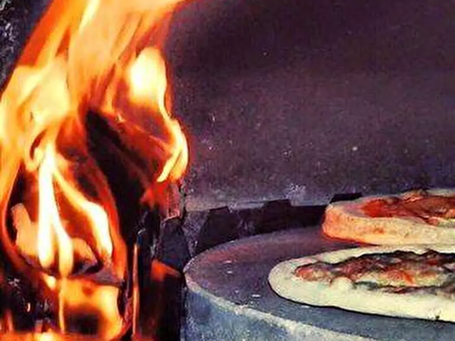 Immagine 2 di Attività commerciale in vendita  a Legnano