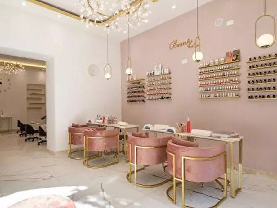 Immagine 1 di Attività commerciale in vendita  a Legnano