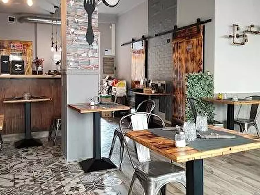 Immagine 1 di Attività commerciale in vendita  a Castellanza