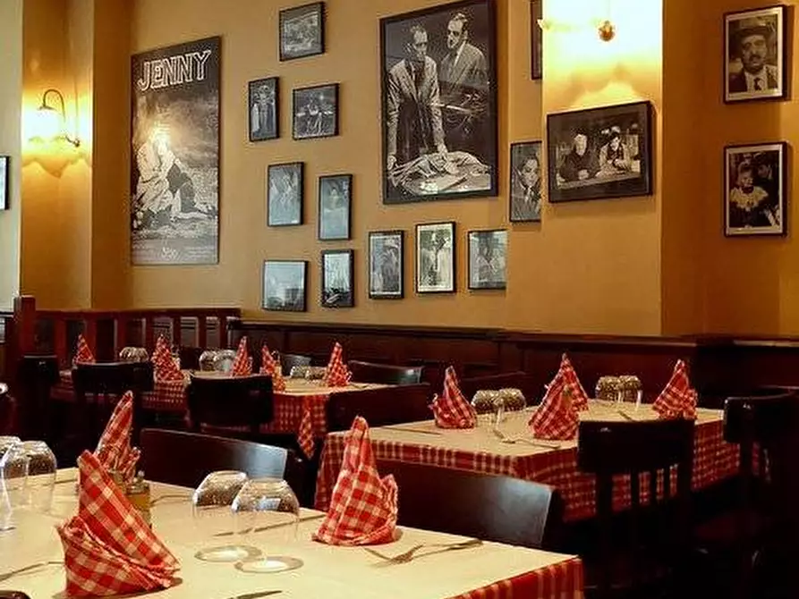 Immagine 2 di Attività commerciale in vendita  a Saronno