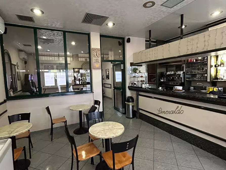 Immagine 2 di Attività commerciale in vendita  a Lainate