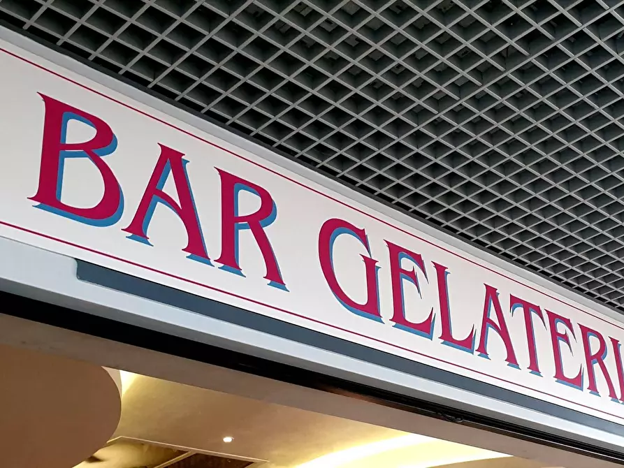 Immagine 2 di Attività commerciale in vendita  a Busto Arsizio