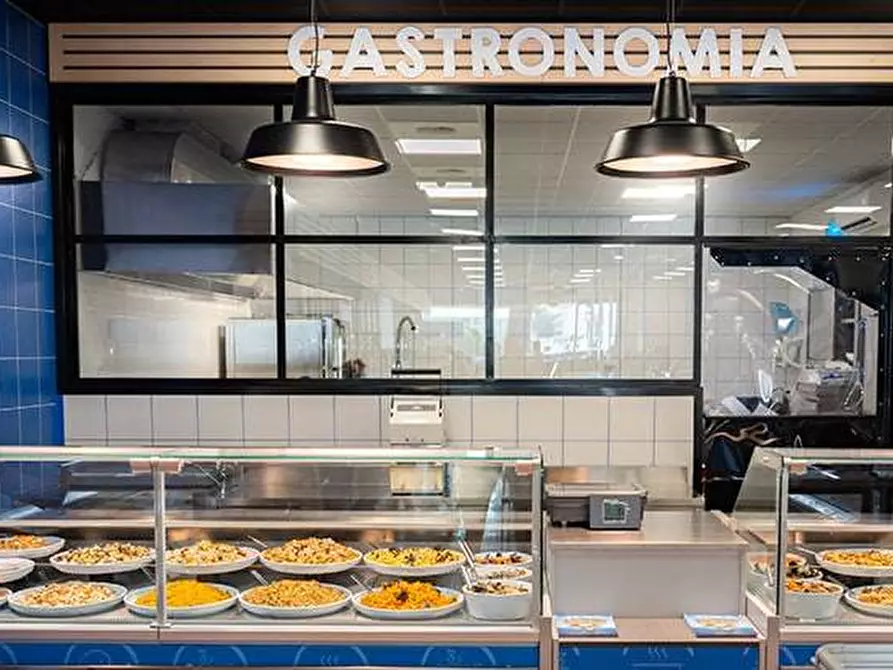 Immagine 1 di Attività commerciale in vendita  a Gallarate